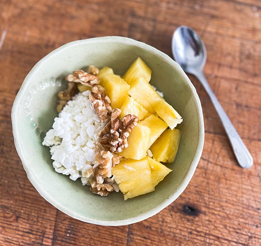 Raejuusto ananaksella ja pähkinöillä