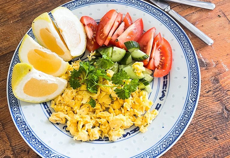 Juustoinen munakokkeli ja kasvikset