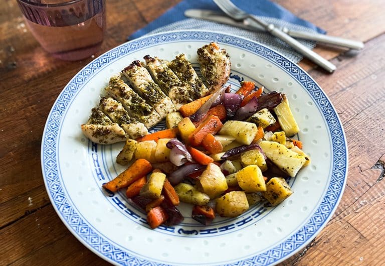 Peltijuurekset ja ohuet kanafileet pestolla