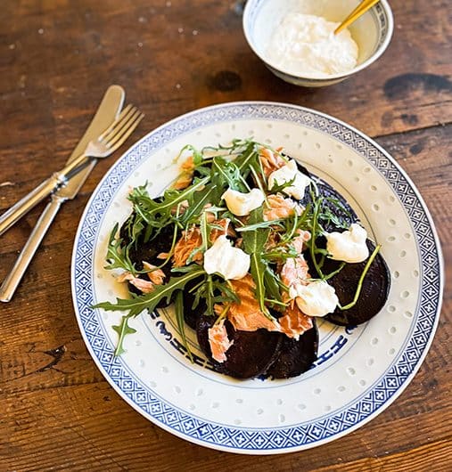 Lämminsavulohi-punajuurisalaatti