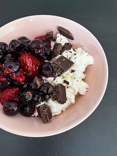 Raejuusto marjoilla ja suklaalla