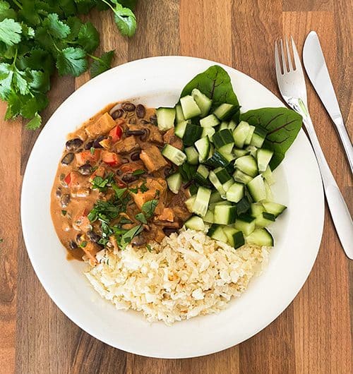 Intialainen tofukastike kukkakaaliriisillä