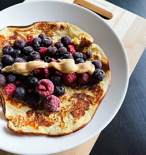 Rahkalettu ja marjoja