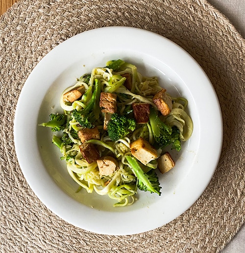 Kesäkurpitsapasta nokkospestolla