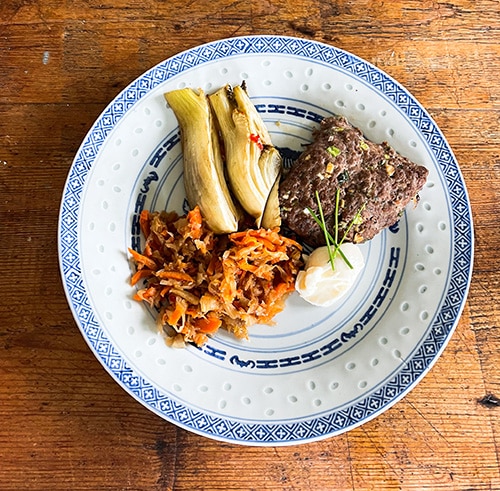 Korealaiset jauhelihapihvit, paahdettua fenkolia ja kimchia