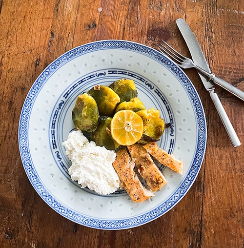 Mäiskyruusukaalit, feta-mousse ja kanaa