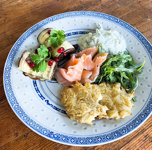 Georgialaiset munakoisorullat, tzatziki ja juustokeksit