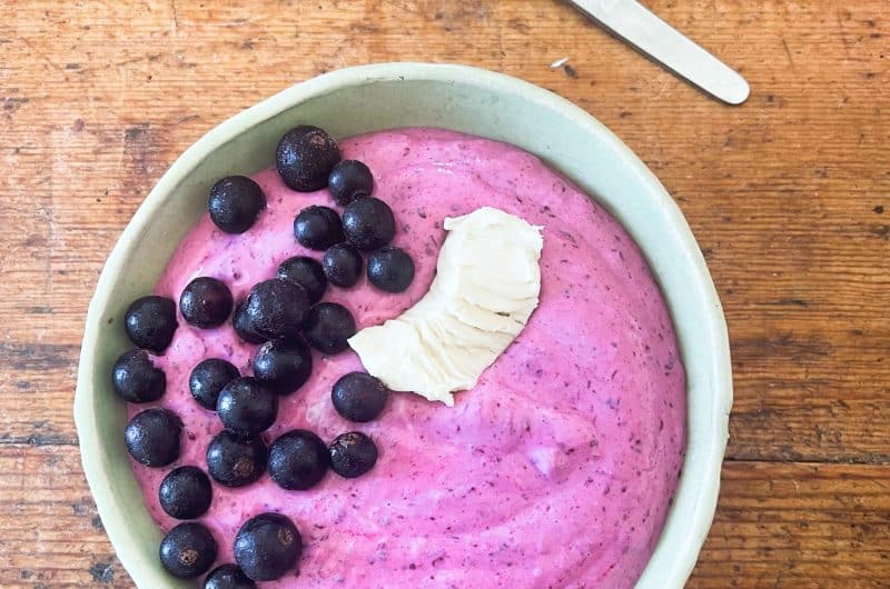 Mustaherukka-banaani-smoothiekulho