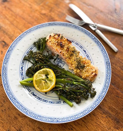 Pähkinäkuorrutettu lohi ja paahdettu broccolini