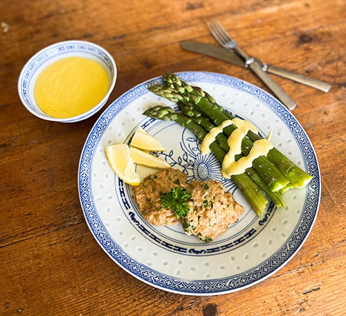 Höyrytetty parsa, hollandaise-kastike ja broilerjauhelihapihvit