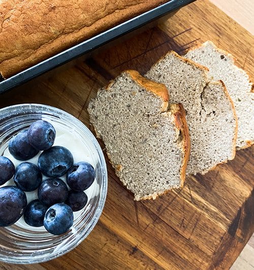 Banaanileipä ja marjajogurtti