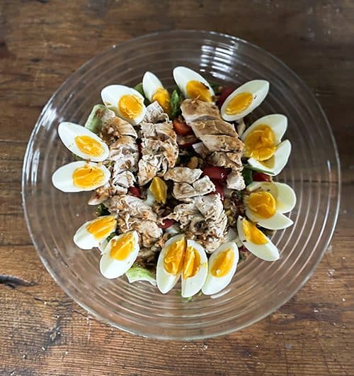 Broilersalaatti seesamkastikkeella