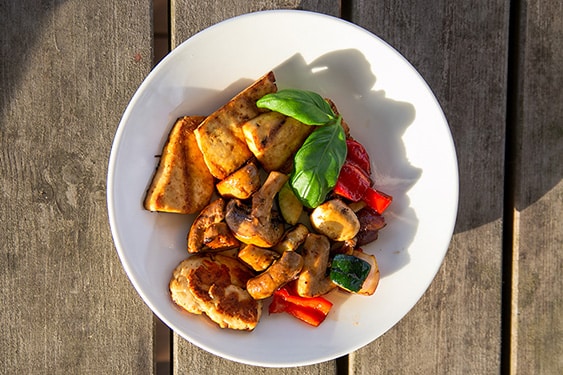 Grillattua tofua, kasviksia ja halloumia