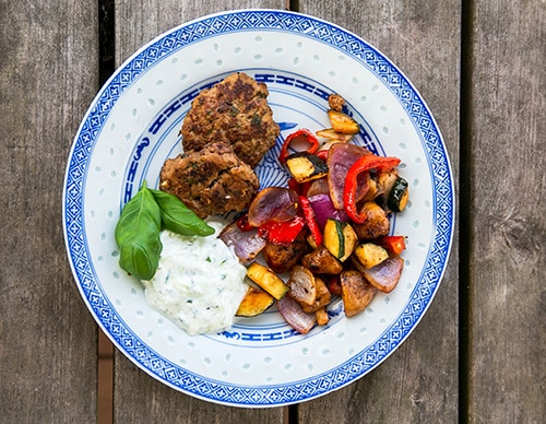 Köfte jogurttikastikkeella ja grillatut kasvikset