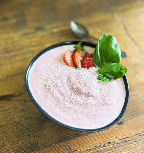 Kookos-mansikka-smoothiekulho