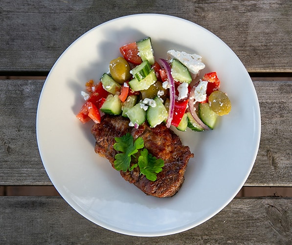 Pihviä ja salaattia