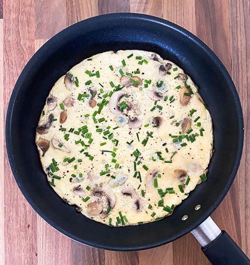 Herkkusieni-ruohosipulimunakas