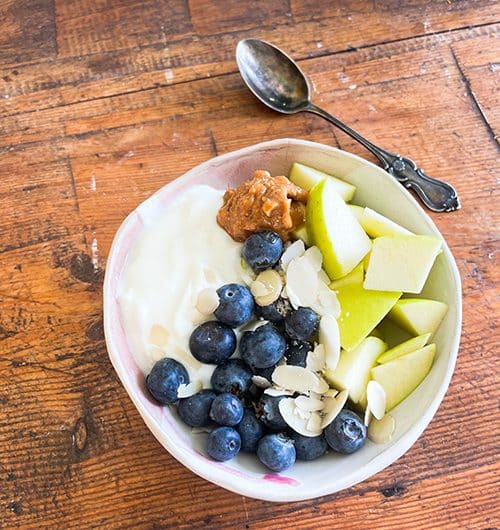 Jogurttia mustikoilla ja omenalla