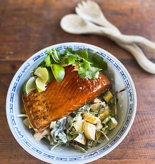 Lämminsavulohisalaatti punaisella currylla