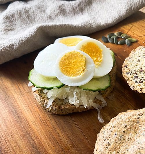 Sämpylät kananmunilla ja hapankaalilla