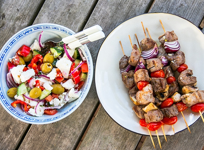 Souvlaki ja kreikkalainen salaatti