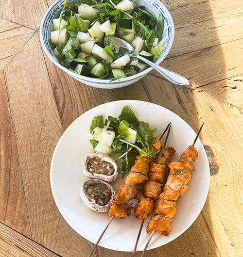 Kookosmarinoidut kanavartaat, melonisalaattia ja täytetyt herkkusienet