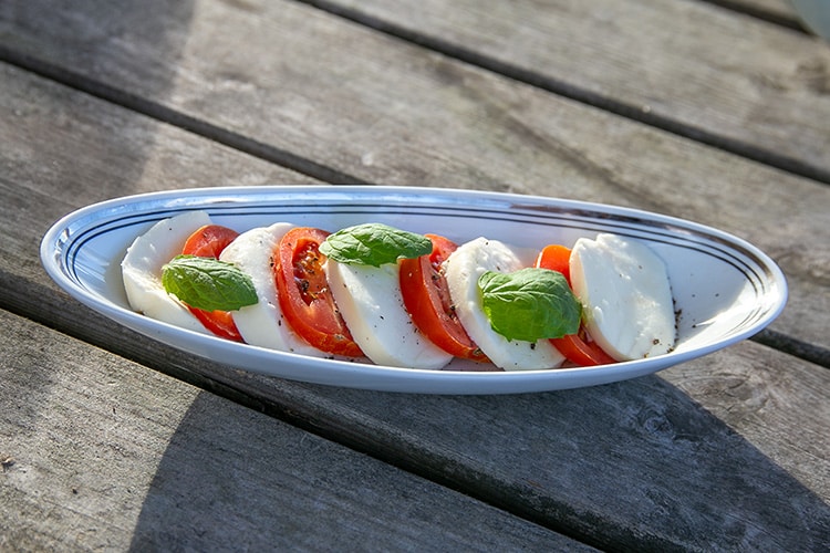 Tomaatti-mozzarella-salaatti