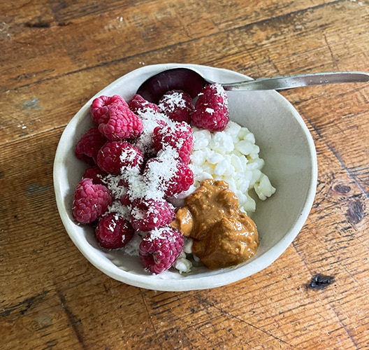 Vadelmia ja raejuustoa