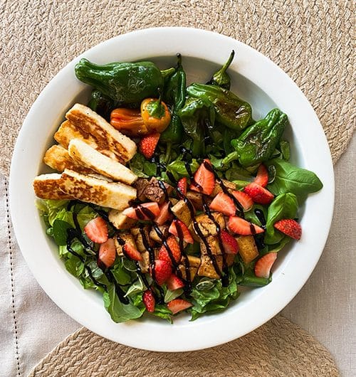 Mansikka-tofu-salaatti