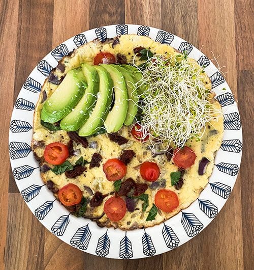 Munakasta ja aurinkokuivattuja tomaatteja