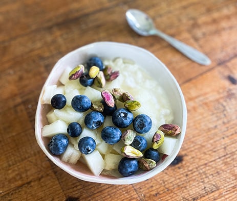 Raejuustoherkku melonilla ja mustikoilla