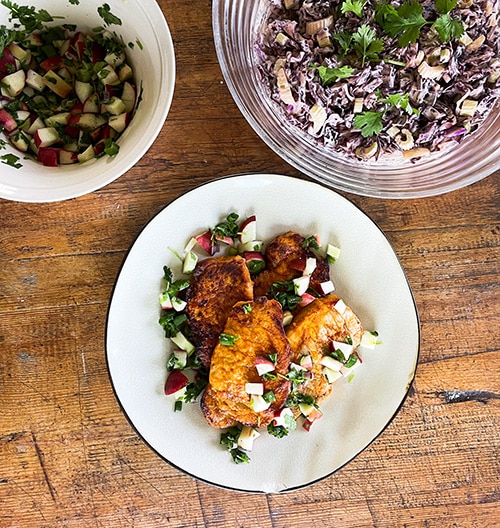 Grillatut possupihvit, persikkasalsa ja punakaalisalaatti