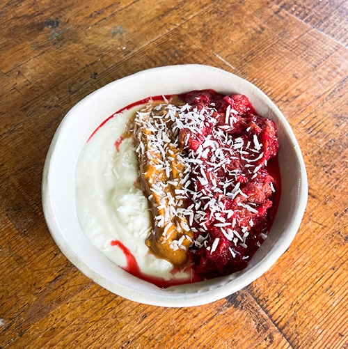 Jogurttia raparperi-vadelmapyreellä