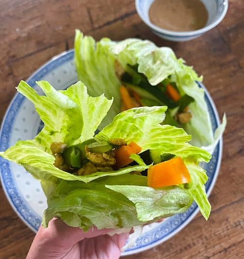 Kesärullat maapähkinäkastikkeella