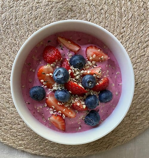 Mansikka-puolukka-smoothiekulho