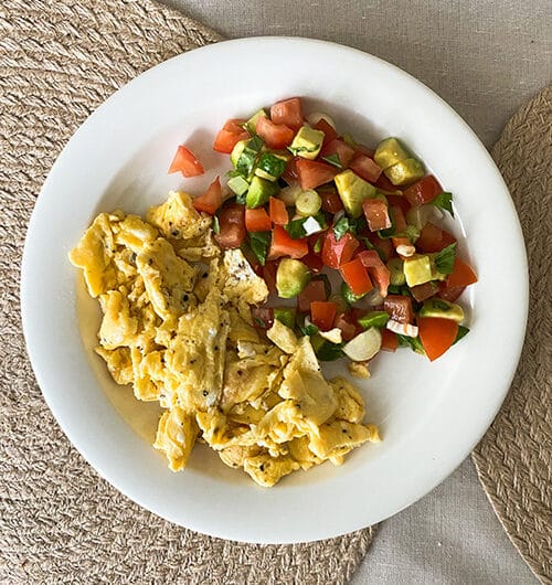 Munakokkelia ja avokadosalsaa