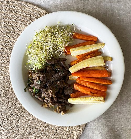 Naudanlihasuikaleita inkiväärillä ja kasviksilla