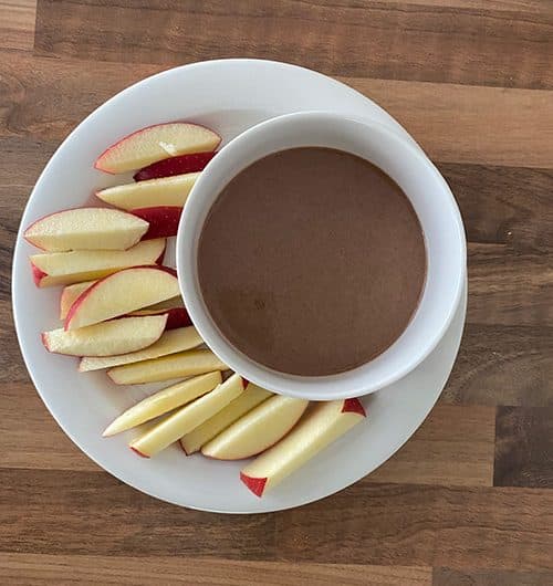 Pähkinäinen dippi ja omenaviipaleita