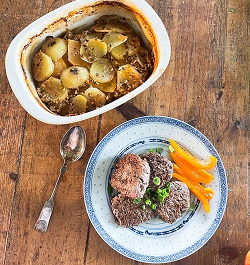 Pähkinäinen juureslaatikko ja jauhelihapihvit