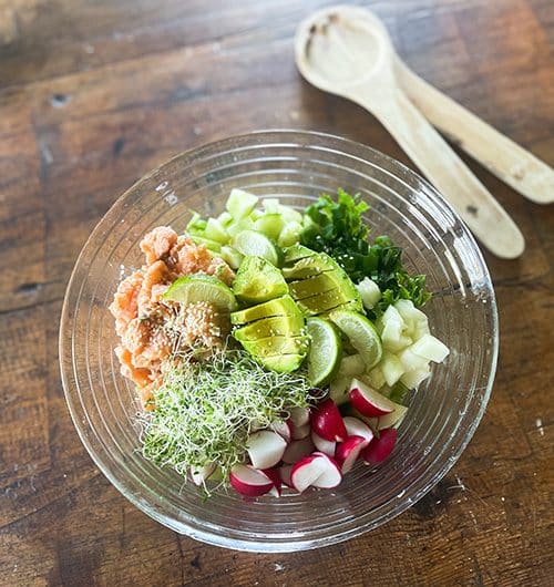 Poke bowl marinoidulla lohella