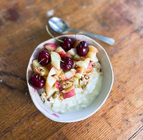 Raejuustoherkku persikoilla