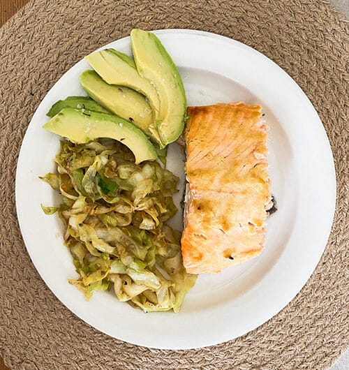 Sinappinen uunilohi ja paistettuja kaalisuikaleita