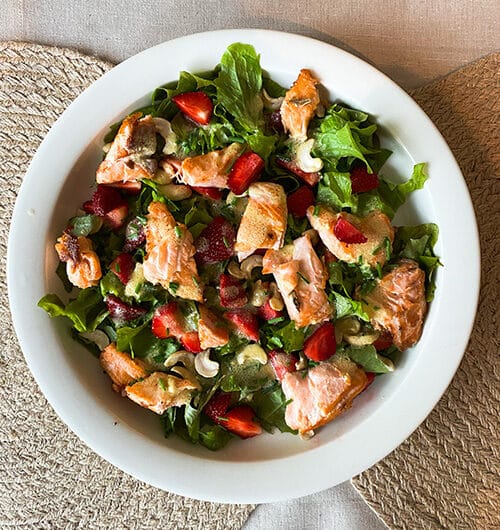 Lohi-mansikkasalaatti