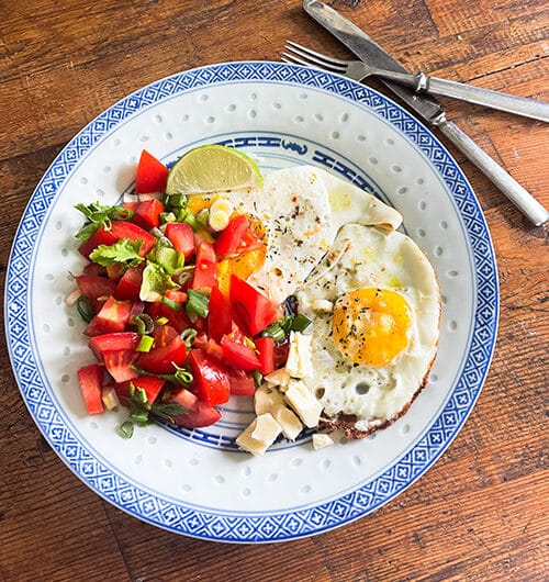 Aurinkoiset munat ja lime-tomaattisalsa