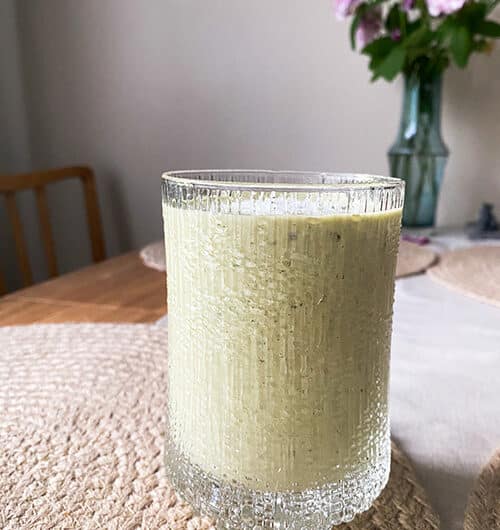 Cashew-pähkinä-ananassmoothie