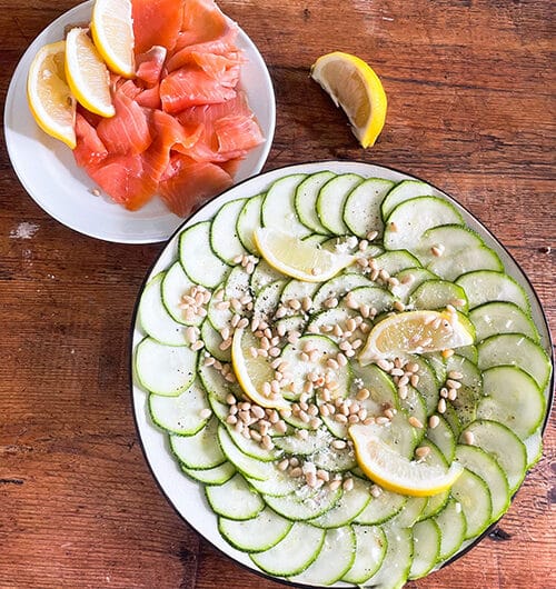 Kesäkurpitsa-carpaccio ja savulohta