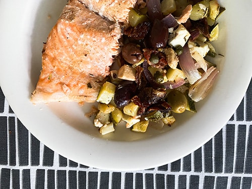 Lohta ja kasviksia kreikkalaisittain