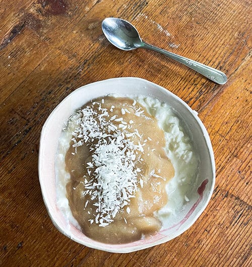 Raejuustoa ja soseutettua omenaa