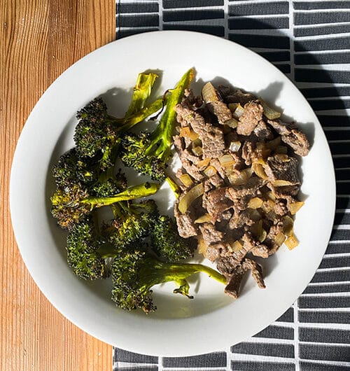 Naudansuikaleita ja kurkumaparsakaalia