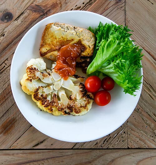 Paistettua kukkakaalta, tofua ja tyrnihilloketta